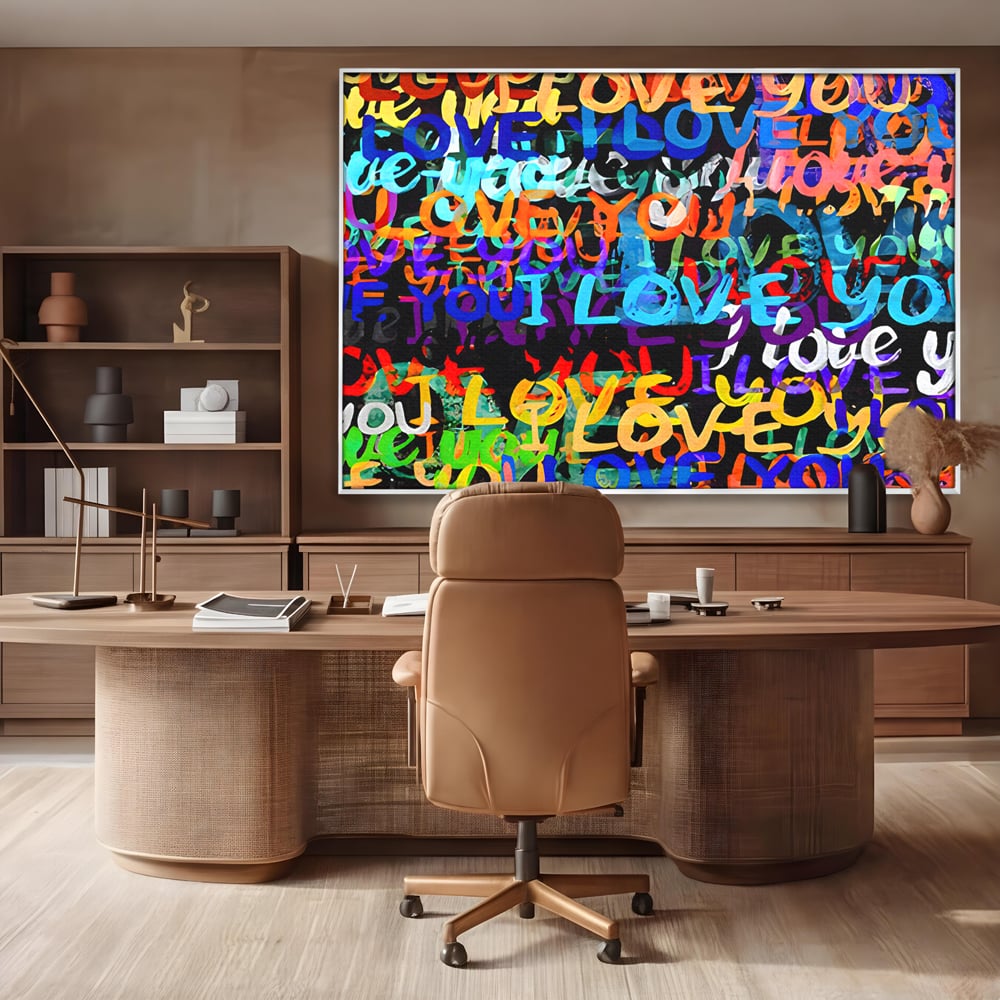 Tablou canvas cu tablou canvas cu mesaje iubire graffiti, in rama de aluminiu argintiu, pe perete intr-un birou